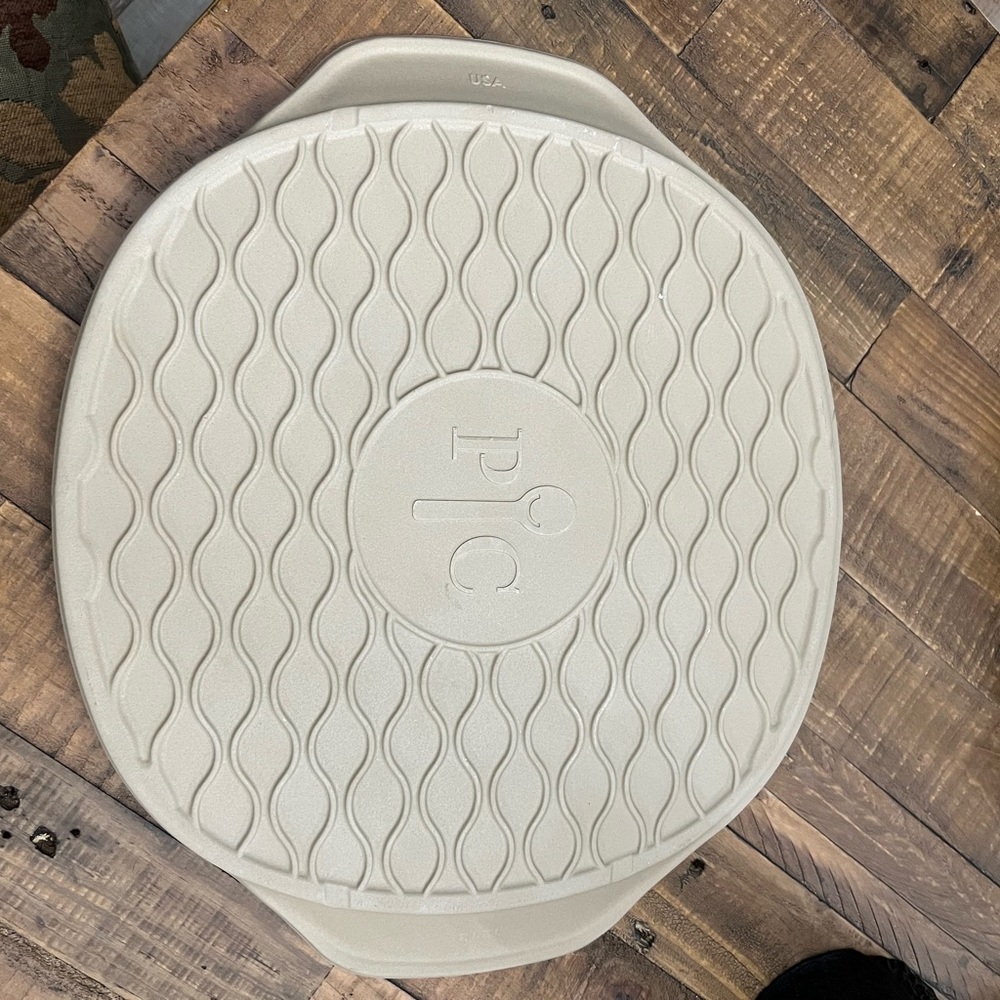 Pampered Chef large pizza stone. NEW